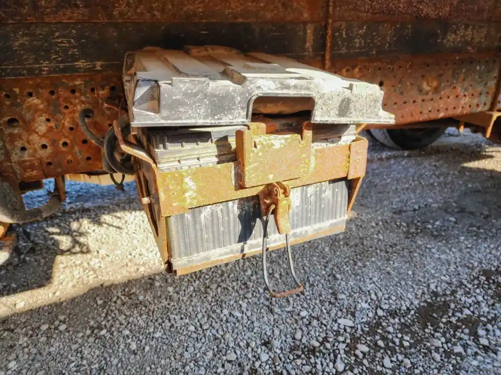 2016-isuzu-nrr-battery-box-lomoca-heavy-truck-parts